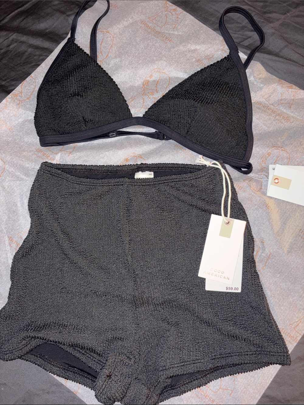 New 2 pc set Xs
Bikini good American perfect fit Bralette & High-Rise Short Set